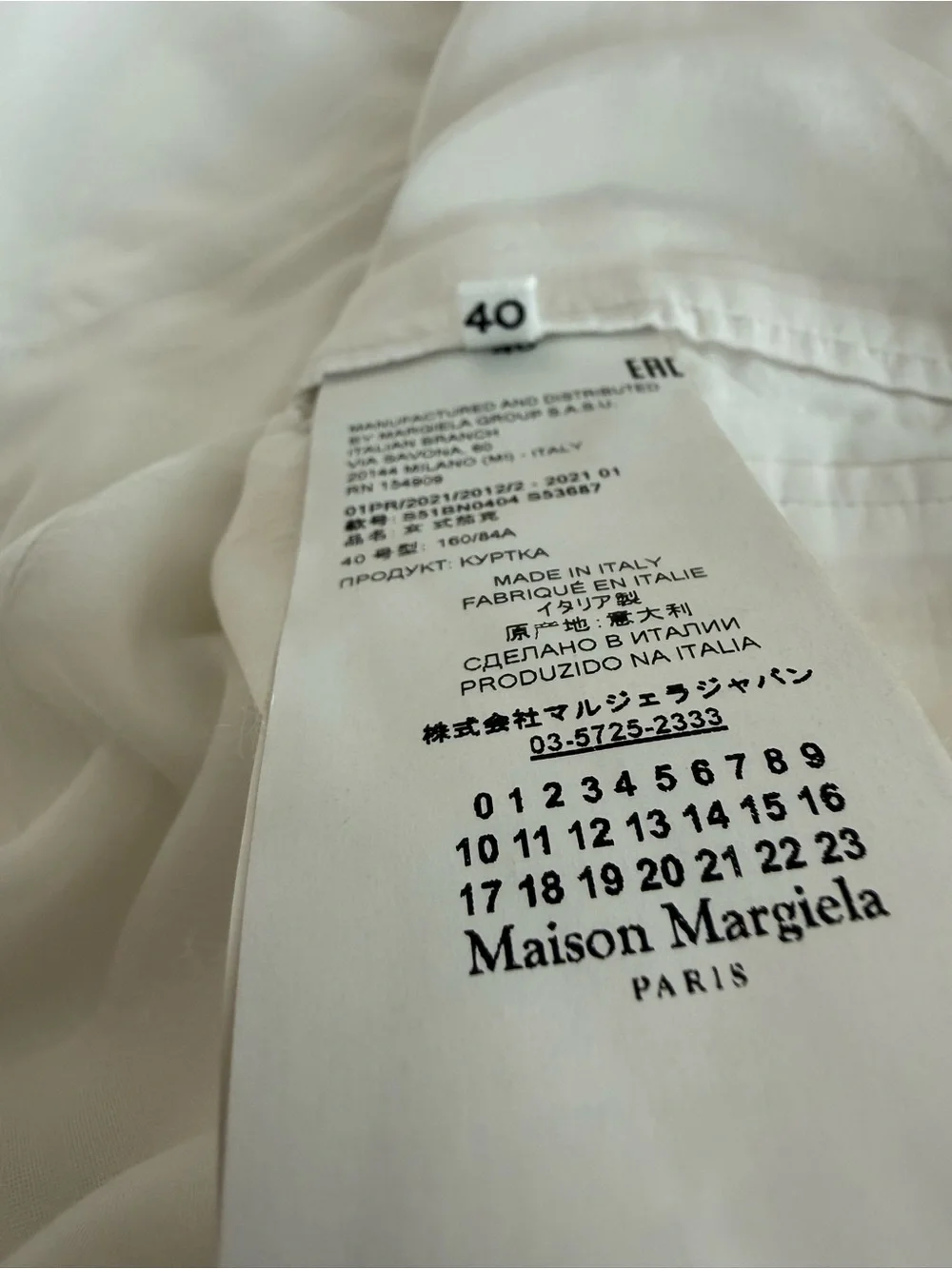Maison Margiela Double-Breasted White Blazer with Padded Shoulders